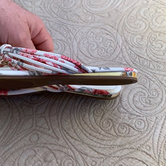 Guess! - Picture 5 of 8